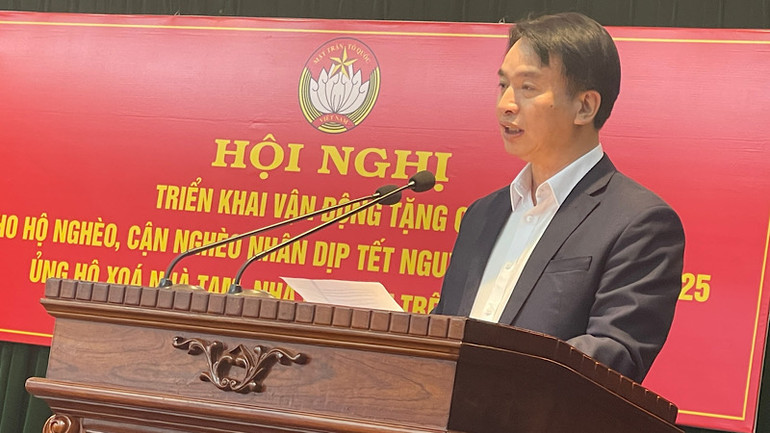 Chủ tịch Ủy ban Mặt trận Tổ quốc tỉnh Hải Dương Nguyễn Đức Tuấn phát biểu tại buổi vận động hộ quà Tết cho hộ nghèo và xóa nhà tạm trên địa bàn.