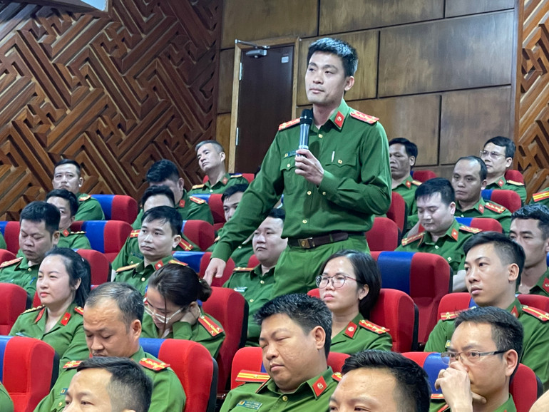 Trưởng công an xã Kim Anh, huyện Kim Thành phát biểu tại Hội nghị.