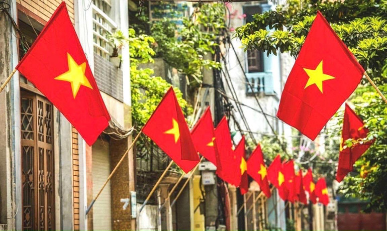 Các đường phố ở Hải Dương nhân dân treo cờ Tổ quốc thống nhất theo quy định.