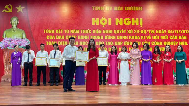 Chủ tịch UBND tỉnh Hải Dương tặng Bằng khen của tỉnh cho các cá nhân tiêu biểu có thành tích xuất sắc trong sự nghiệp giáo dục và đào tạo.