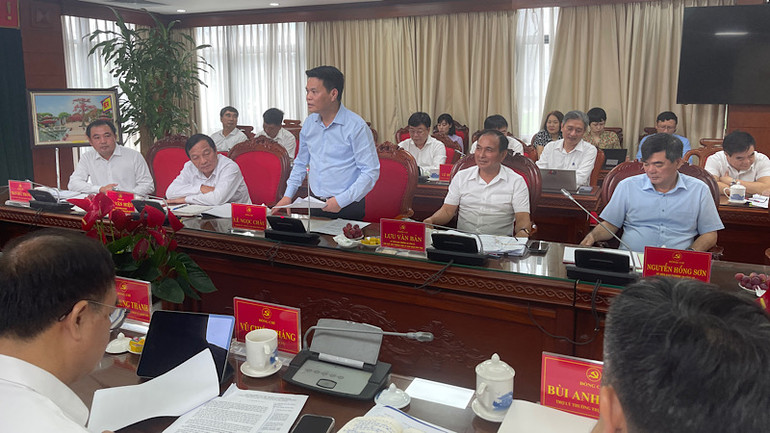 Chủ tịch Ủy ban nhân dân tỉnh Hải Dương báo cáo với Đoàn công tác tình hình thực hiện nhiệm vụ phát triển kinh tế-xã hội và thực hiện Nghị quyết Hội nghị Trung ương 11 khóa XIII.