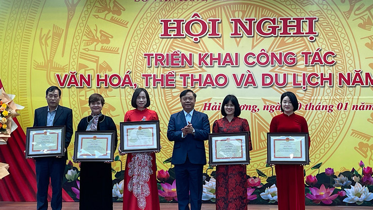 Đại diện Bộ Văn hóa, Thể thao và Du lịch tặng Bằng khen các cá nhân tiêu biểu. Đại diện Bộ Văn hóa, Thể thao và Du lịch tặng Bằng khen các cá nhân tiêu biểu.