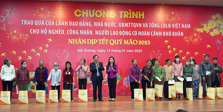 Lãnh đạo Văn phòng Chính phủ và tỉnh Hải Dương tặng quà gia đình chính sách.