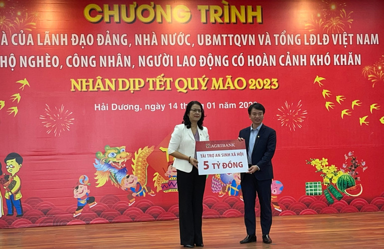 Ngân hàng Nông nghiệp và Phát triển nông thôn Việt Nam tặng Quỹ an sinh xã hội tỉnh Hải Dương 5 tỷ đồng.
