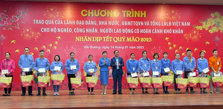 Lãnh đạo Tổng Liên đoàn Lao động Việt Nam và tỉnh Hải Dương tặng quà người lao động có hoàn cảnh khó khăn.