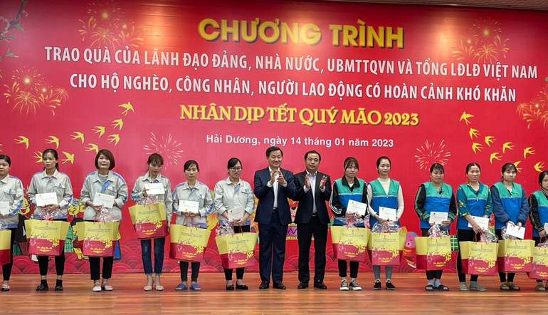 Phó Thủ tướng Lê Minh Khái và Bí thư Tỉnh ủy Hải Dương Trần Đức Thắng tặng quà Tết công nhân lao động Hải Dương.