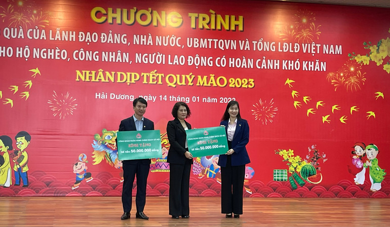 Ngân hàng Chính sách xã hội Việt Nam tặng quà Tết người nghèo, công nhân lao động 100 triệu đồng.