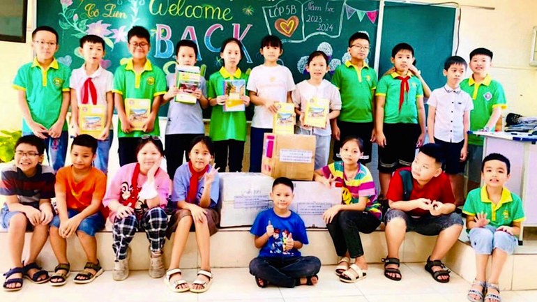 Học sinh thành phố Hải Dương quyên góp sách vở, đồ dùng tặng các bạn học sinh Điện Biên Phủ.