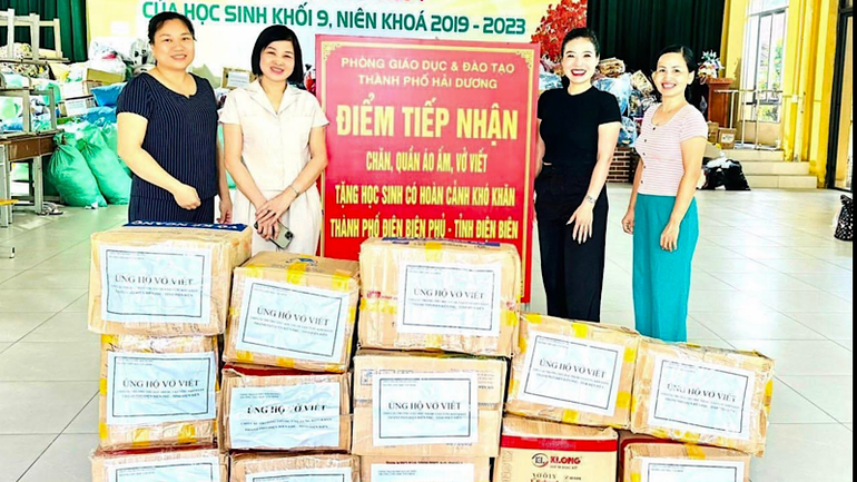 Điểm tiếp nhận đồ dùng ủng hộ học sinh ở Điện Biên Phủ.