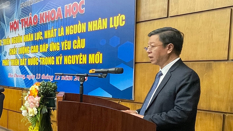 Phó Giáo sư, Tiến sĩ Vũ Trọng Lâm, Giám đốc-Tổng Biên tập Nhà xuất bản Chính trị quốc gia Sự thật phát biểu tại hội thảo.