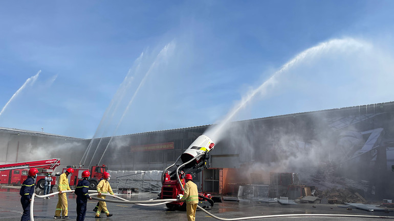 Rô-bốt tự động tham gia chữa cháy an toàn và hiệu quả.