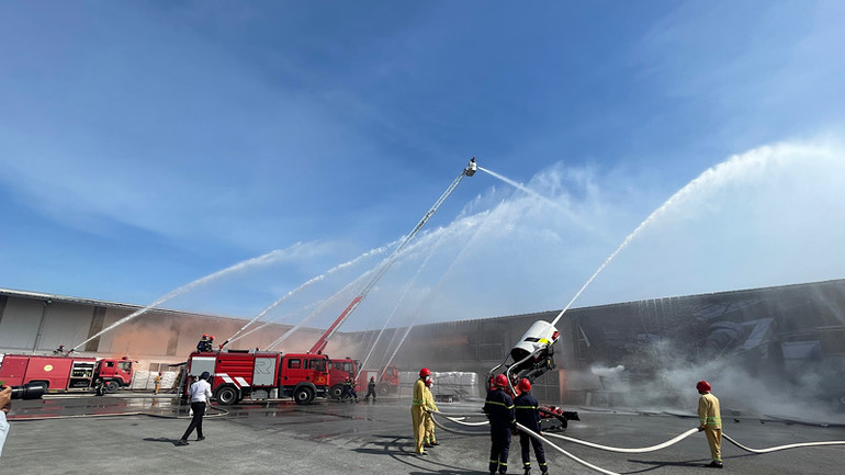 Huy động các loại phương tiện chữa cháy phun nước nhanh chóng khống chế không để ngọn lửa lan rộng.