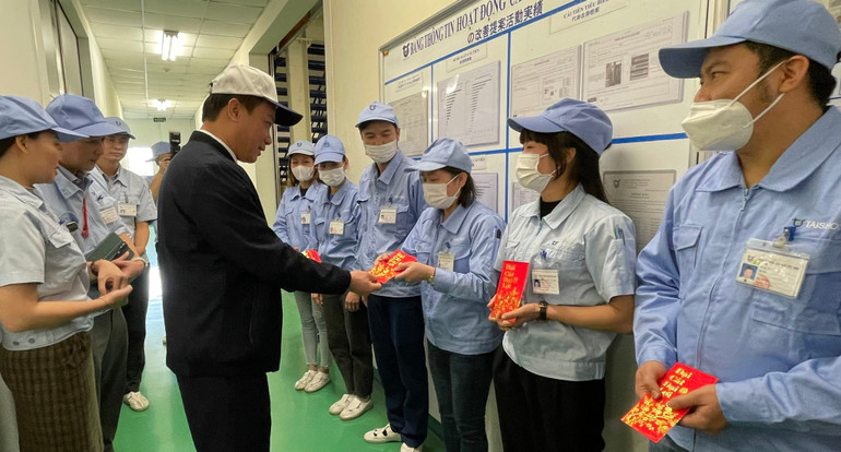 Lãnh đạo tỉnh Hải Dương "lì xì" công nhân lao động ở Công ty Taishodo.