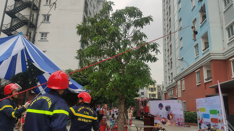 Trẻ em thử nghiệm thoát hiểm từ tầng 4 nhà chung cư.