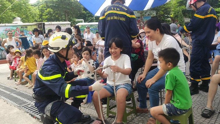 Hướng dẫn các em thiếu niên, nhi đồng cách thắt nút dây thoát hiểm.