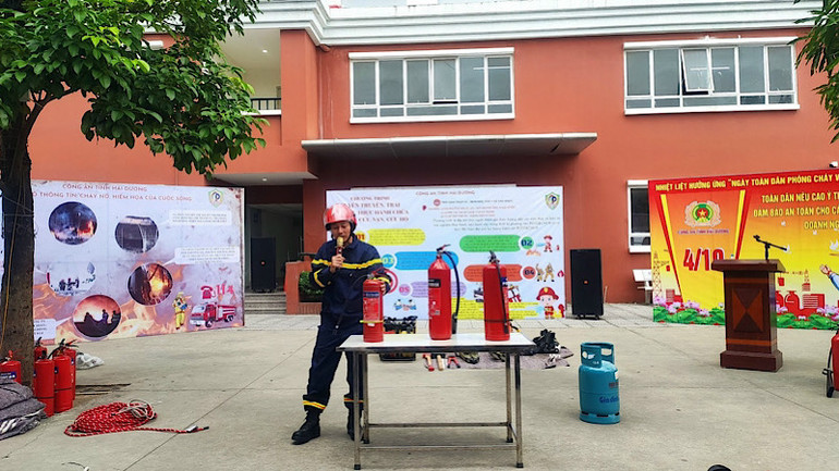 Cảnh sát phòng cháy, chữa cháy hướng dẫn nhân dân cách thức sử dụng bình cứu hỏa.