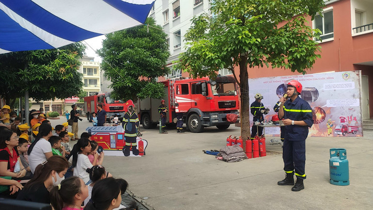 Đông đảo người dân tham dự tuyên truyền và trải nghiệm kiến thức về phòng cháy, chữa cháy và cứu nạn, cứu hộ.