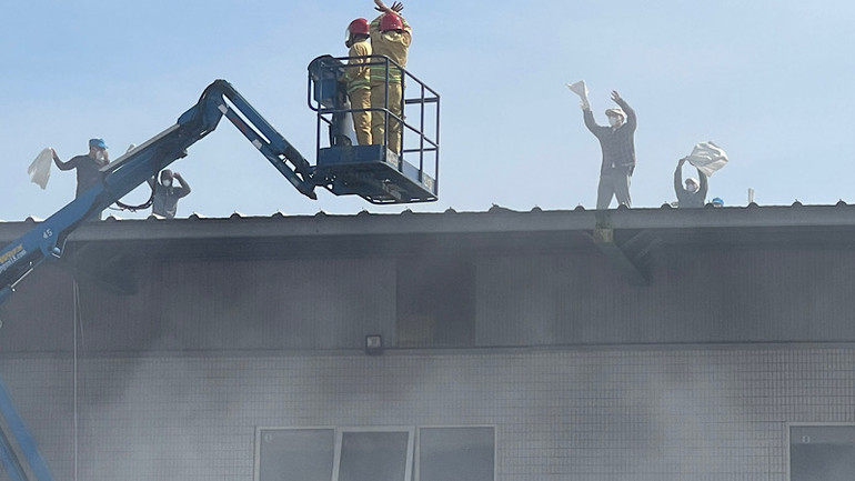 Xe nâng giải cứu người mắc kẹt trên mái nhà.