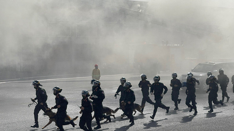 Lực lượng cơ động và chó nghiệp vụ tới đám cháy tham gia tìm kiếm cứu hộ, cứu nạn.