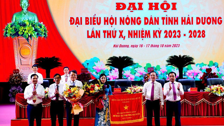 Hội Nông dân tỉnh Hải Dương vinh dự đón nhận Cờ thi đua của Thủ tướng Chính phủ tặng. Hội Nông dân tỉnh Hải Dương vinh dự đón nhận Cờ thi đua của Thủ tướng Chính phủ tặng.