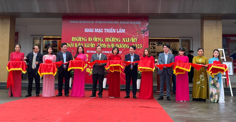Lãnh đạo tỉnh Hải Dương cắt băng khai mạc triển lãm mừng Đảng, mừng Xuân và Hội báo Xuân Quý Mão 2023.