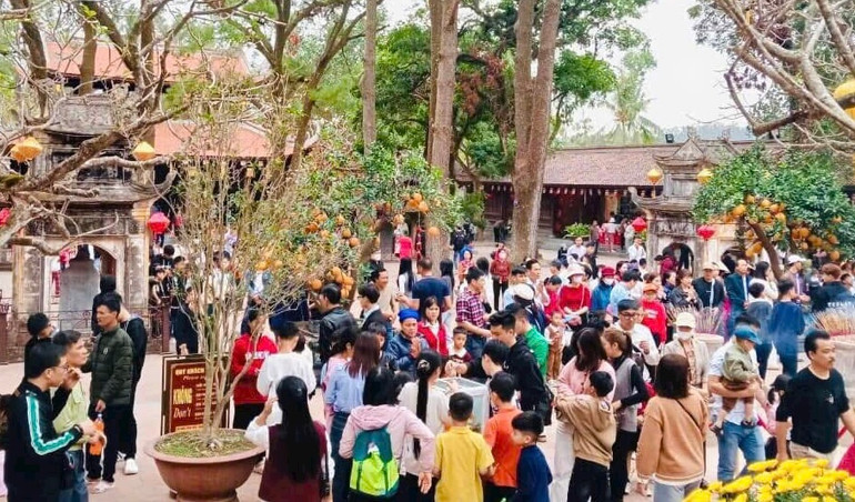 Khách thập phương du xuân tại chùa Côn Sơn.