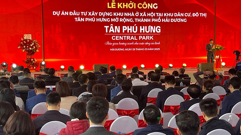 Các đại biểu và đông đảo người dân quan tâm, tham dự Lễ khởi công xây dựng khu nhà ở xã hội ở đô thị Tân Phú Hưng, thành phố Hải Dương.