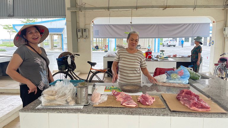 Các tiểu thương đang kinh doanh tại chợ Phú Lộc mới cho rằng chính quyền cần phải sớm giải tỏa chợ cũ để tạo niềm tin cho nhân dân.