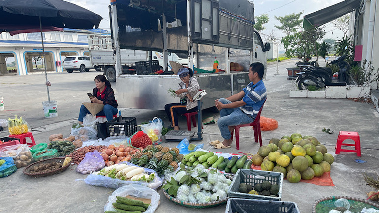 Nhiều tiểu thương mong mỏi sở hữu một gian hàng có mái che ở chợ mới Phú Lộc nhưng không còn cơ hội.
