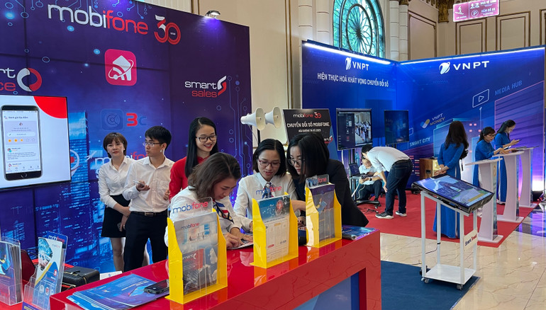 Gian hàng giới thiệu sản phẩm tại Chương trình chuyển đổi số.