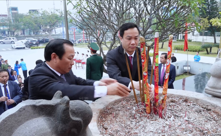 Lãnh đạo tỉnh Hải Dương dâng hương tưởng nhớ Chủ tịch Hồ Chí Minh và các anh hùng liệt sĩ.