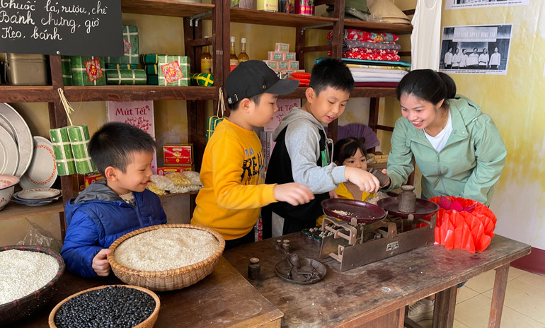 Các em nhỏ trải nghiệm gian hàng thời bao cấp.