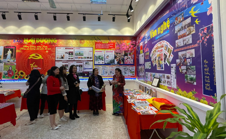 Độc giả tham quan các gian hàng Hội báo Xuân.