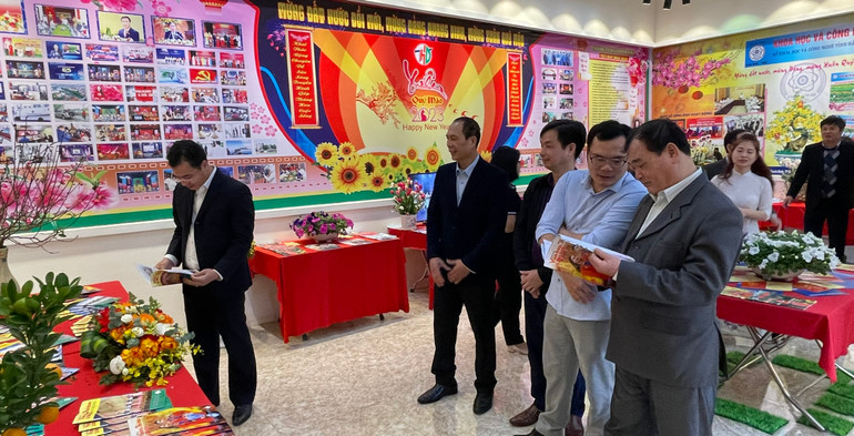 Đông đảo độc giả đến Triển lãm mừng Đảng, mừng Xuân và Hội báo Xuân tỉnh Hải Dương.