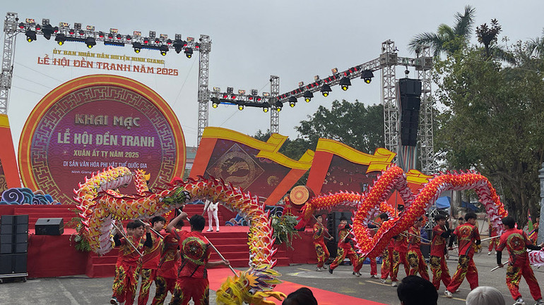 Biểu diễn múa lân tại ngày khai mạc Lễ hội đền Tranh.