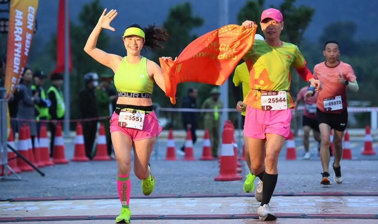 Niềm vui của các nữ vận động viên khi về đích.