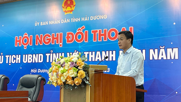 Chủ tịch Ủy ban nhân dân tỉnh Hải Dương Triệu Thế Hùng chủ trì buổi đối thoại với thanh niên.