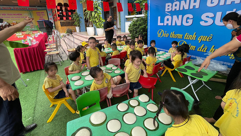 Sản phẩm bánh giầy Sượt tại Ngày hội nghề truyền thống do trẻ mầm non và các cô giáo hoàn thiện khâu giã và nặn bánh.