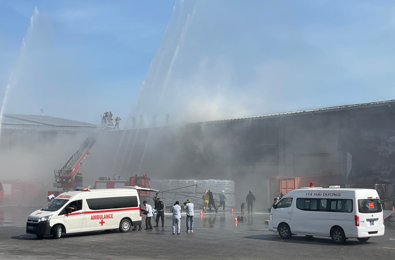 Xe cứu thương tới hiện trường vụ cháy, kịp thời di chuyển, cấp cứu người bị nạn.