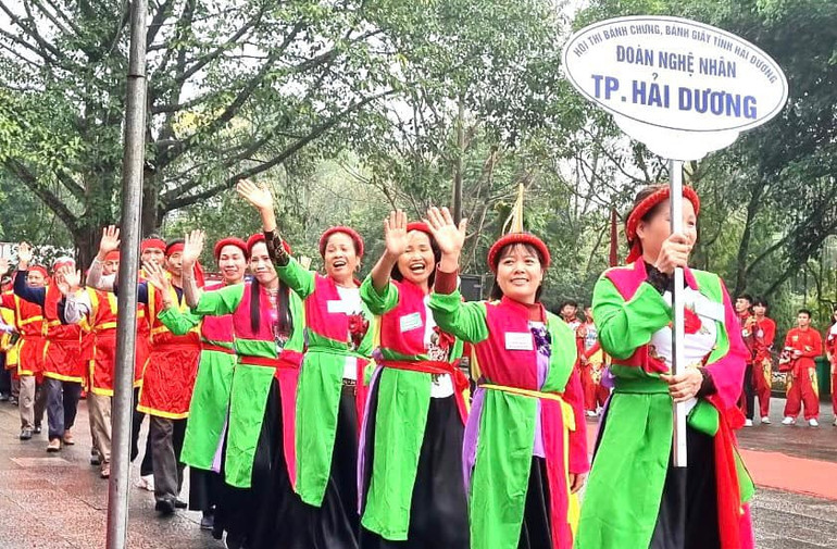 Các đoàn "nghệ nhân" tham gia hội thi gói bánh chưng, giã bánh dày.