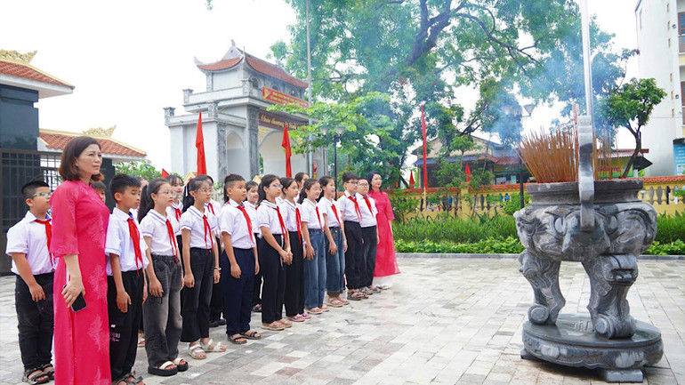 Học sinh trường trung học cơ sở Ái Quốc dâng hương tưởng nhớ Chủ tịch Hồ Chí Minh.