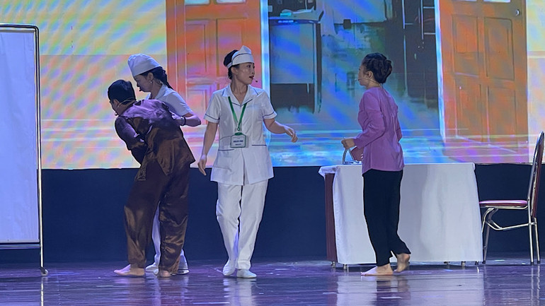 Cán bộ y tế Hải Dương thể hiện màn biểu diễn tài năng. Cán bộ y tế Hải Dương thể hiện màn biểu diễn tài năng.