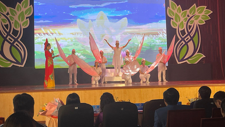 Đội Hải Dương với màn thi chào hỏi đầy ấn tượng và ý nghĩa. Đội Hải Dương với màn thi chào hỏi đầy ấn tượng và ý nghĩa.