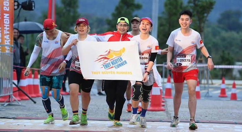 Các vận động viên tham gia chạy marathon trên cung đường kết nối Côn Sơn-Kiếp Bạc.