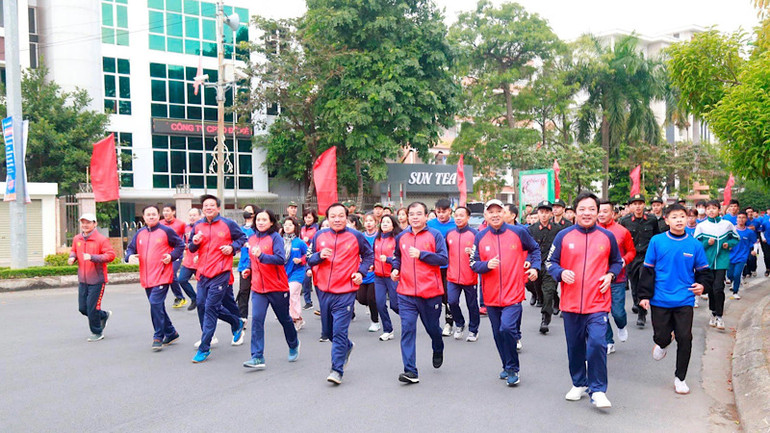Các đồng chí lãnh đạo tỉnh Hải Dương tham gia chạy hưởng ứng vì sức khoẻ cộng đồng.(Ảnh: Báo Hải Dương)