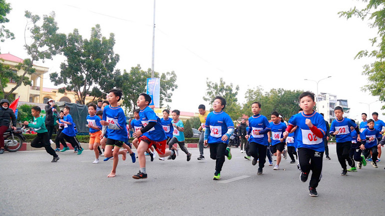 Các vận động viên nhi đồng nam tham dự giải chạy. (Ảnh: Báo Hải Dương)