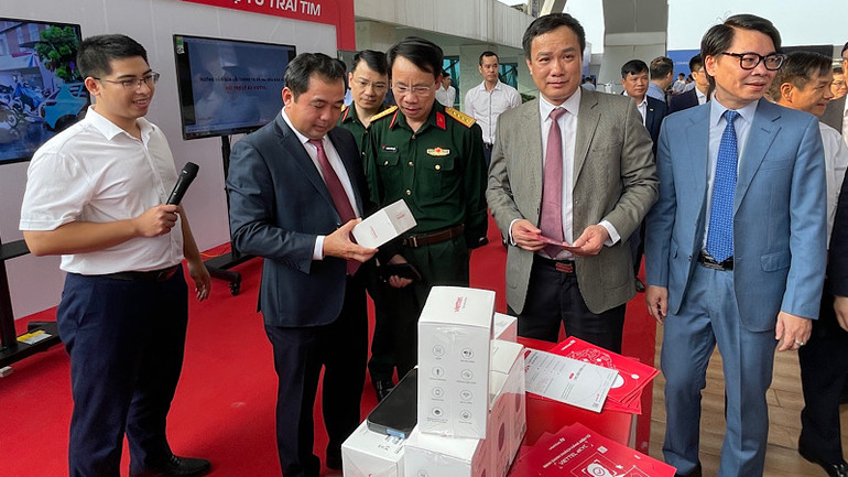 Lãnh đạo tỉnh Hải Dương thăm gian hàng chuyển đổi số của Viettel.