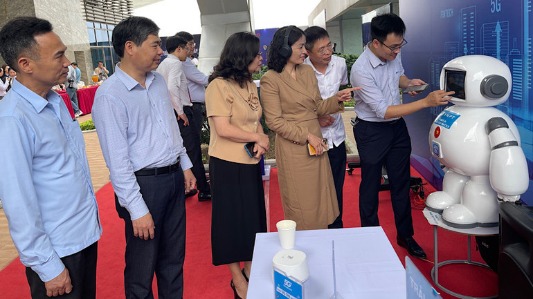 VNPT giới thiệu robot AI trợ lý ảo.