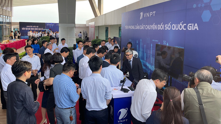 Các đại biểu tham quan không gian giới thiệu sản phẩm chuyển đổi số của các tập đoàn lớn.