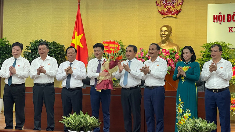 Lãnh đạo tỉnh Hải Dương chúc mừng đồng chí Lê Ngọc Châu được bầu giữ chức Chủ tịch Ủy ban nhân dân tỉnh Hải Dương.